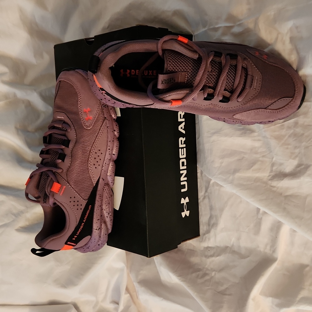 NIB wmn Under Armour charged verssert shoe sz 9 fits tts